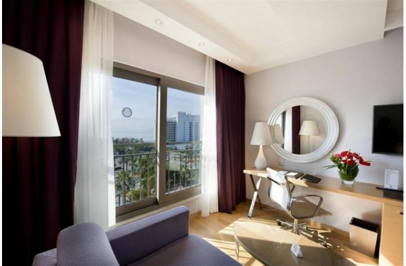 Готель Akra-V Hotel, 4★