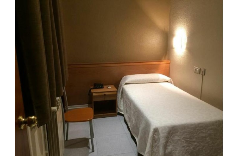 Готель Aneto Hotel, 1★