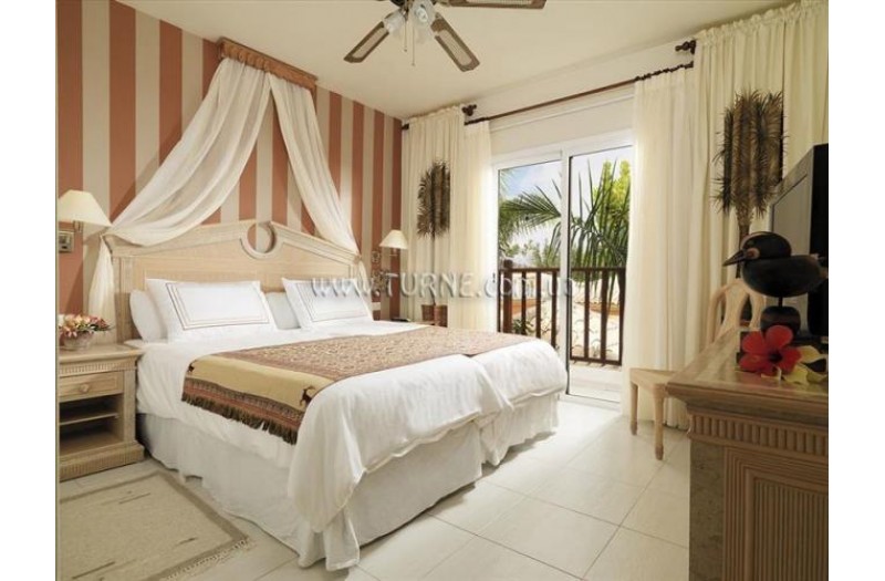 Готель Green Garden Resort & Suites, 4★