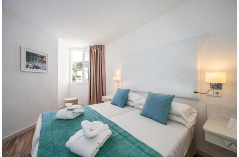 Готель Hotel Fergus Style Cala Blanca Suites, 4★
