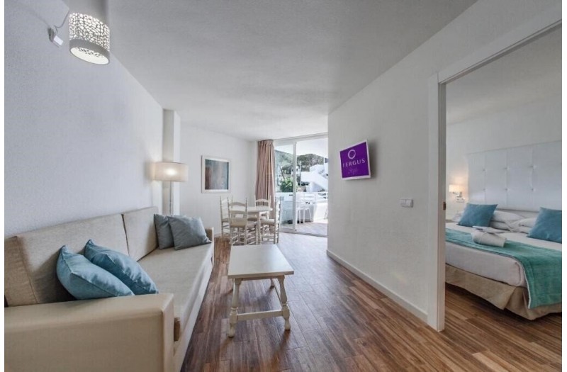 Готель Hotel Fergus Style Cala Blanca Suites, 4★