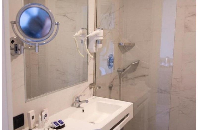 Готель IH Hotel Milano St John, 4★