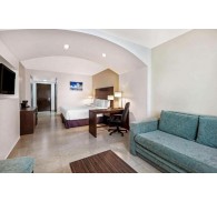 Готель La Quinta Inn & Suites Cancun, 4★