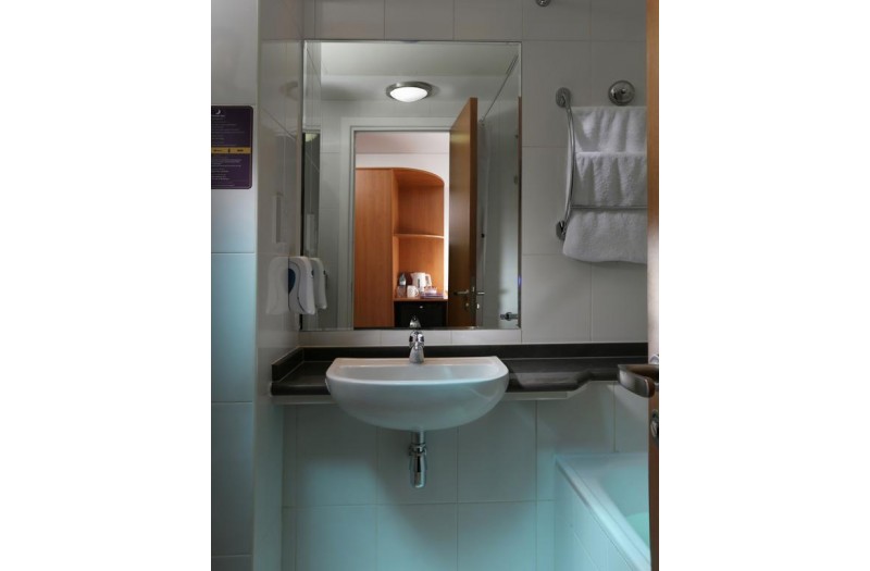 Готель Premier Inn - Dubai Investment Park, 3★