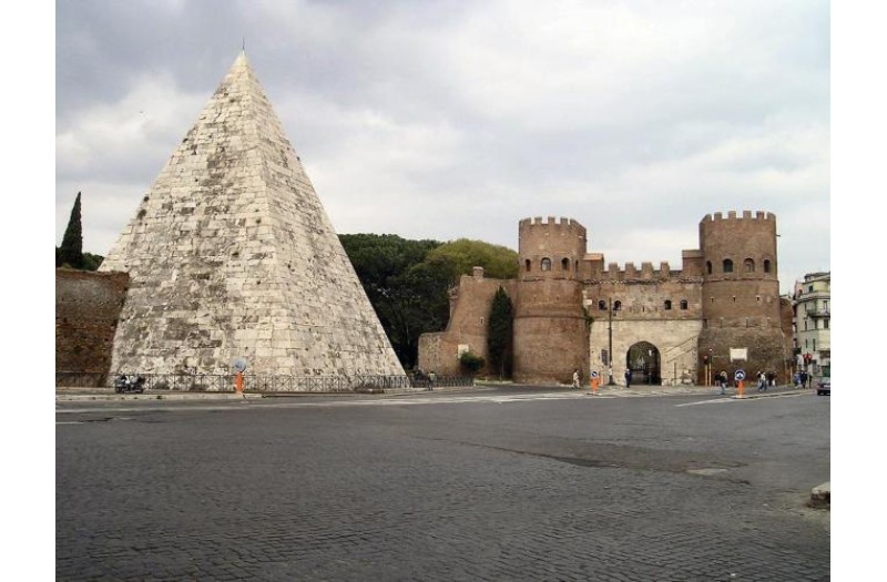 Готель Pyramid, 2★