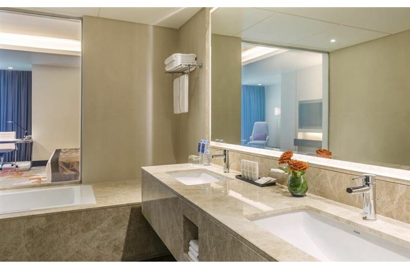 Готель Radisson Blu Hotel Ajman, 5★