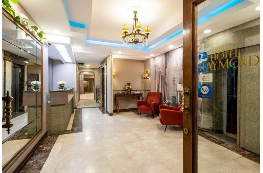 Готель Raymond Hotel, 3★