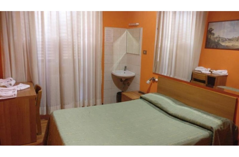 Готель Urbis Hotel, 2★ Готель Urbis Hotel, 2★