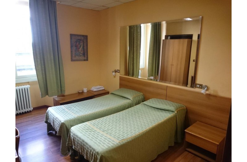 Готель Urbis Hotel, 2★ Готель Urbis Hotel, 2★