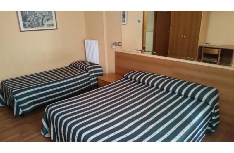 Готель Urbis Hotel, 2★ Готель Urbis Hotel, 2★