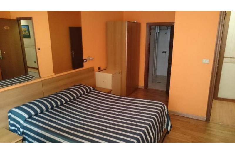 Готель Urbis Hotel, 2★ Готель Urbis Hotel, 2★