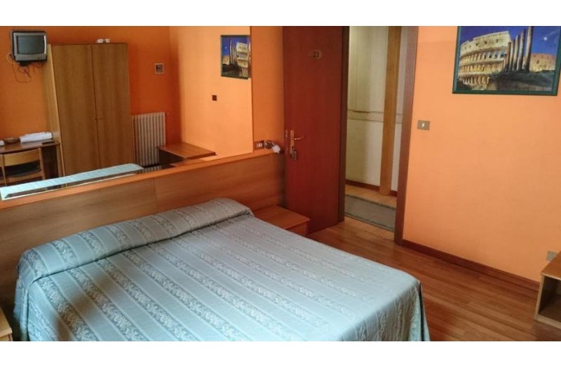 Готель Urbis Hotel, 2★ Готель Urbis Hotel, 2★